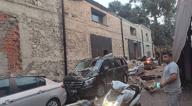 İzmir'de 5 araç çöken duvarın altında kaldı