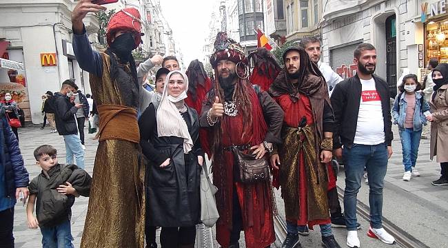Taksim'de ilginç kostümleriyle ilgi odağı oldular