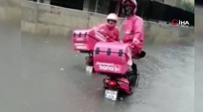 Yoğun yağış sonrası motosikletli kuryelerin zor anları böyle görüntülendi