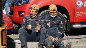 Depremin kahramanları üzüntü ve sevinci bir arada yaşıyor