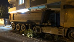 Freni boşalan kamyon iş yerine girdi