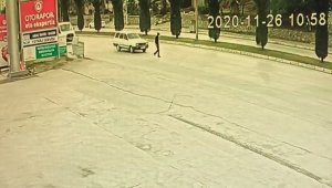Otomobil yayaya böyle çarptı