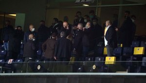 Protokol tribününde gerginlik