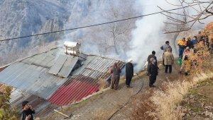 Bacadan çıkan kıvılcım evi küle çevirdi