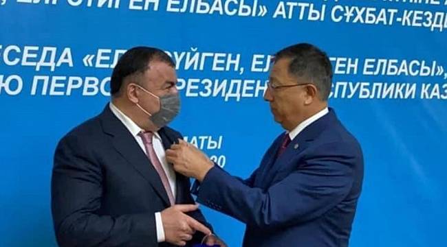 Başkan Kassanov'a milli birliğe destek madalyası