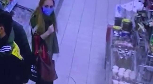 Markette kadın şahsın kaşla göz arasında telefon çaldığı anlar kamerada