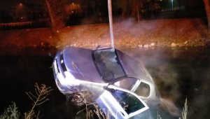 Nehre düşen otomobilden son anda kurtarıldı