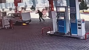 Yakıt aldıktan sonra çalıştırdığı otomobili alev aldı