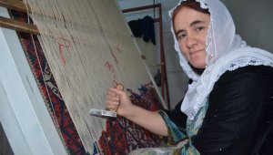 2 yıl önce başladığı 7 metre uzunluğundaki Jirki kilimini bitirmeye çalışıyor