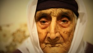 80 torunlu 102 yaşındaki Şahide nine, Covid-19'u evinde yendi