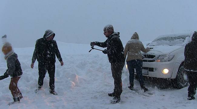 Artvin'de kar nedeniyle yolda kalan vatandaşlar çileyi eğlenceye çevirdi