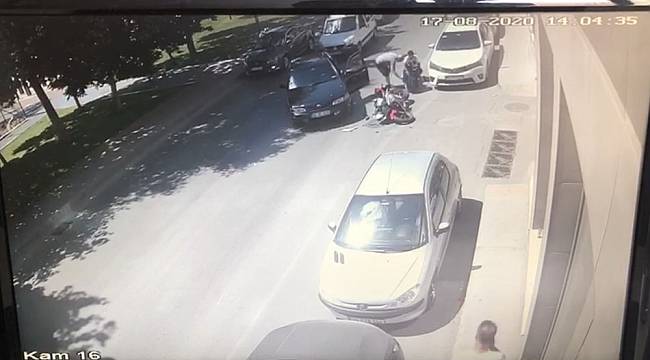 Beyoğlu'nda motosikletlinin metrelerce sürüklendiği kaza kamerada
