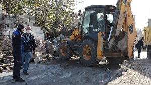 Bir evden 15 kamyon çöp çıktı