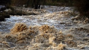 Dünyaca ünlü şelale yağmur sonrası coştu, denizin rengi kahverengiye döndü