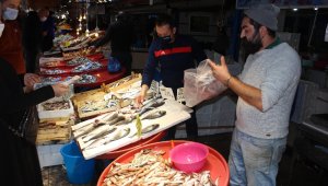 Hamsi yasağı gelince vatandaşlar balık haline akın etti