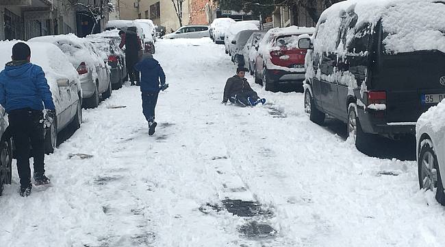 İstanbul'da çocukların kar keyfi