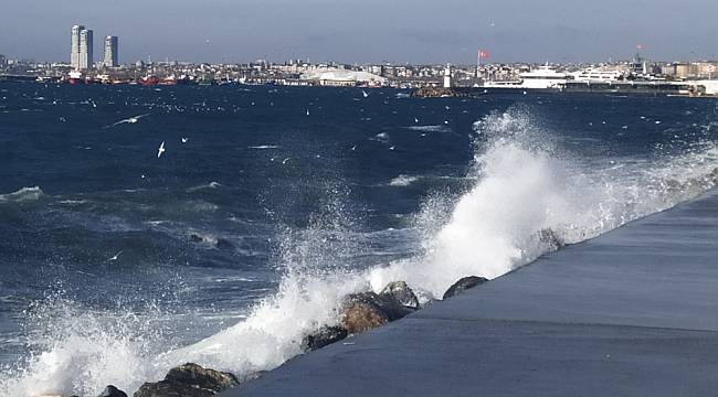 İstanbul'da dev dalgalar 5 metreye kadar çıktı