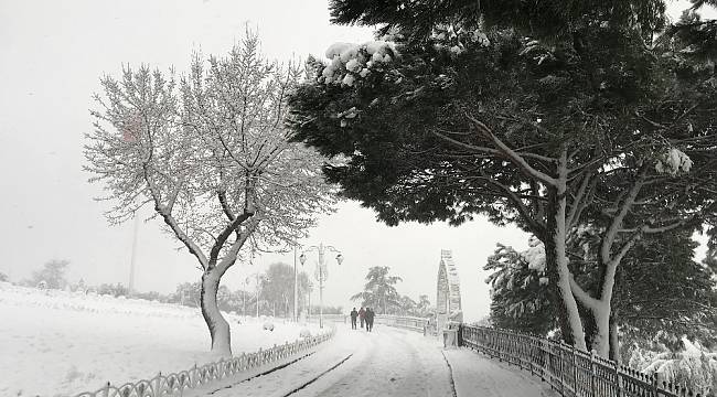 İstanbul'da kar etkisini artırdı, Çamlıca Tepesi'nde kar kalınlığı 20 santime ulaştı