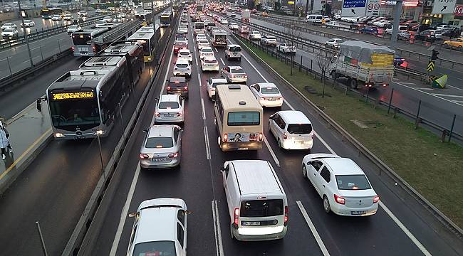 İstanbul'da yağmur ve mesai sonrası trafik yoğunluğu