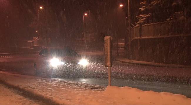 İstanbul'da yoğun kar yağışı devam ederken sürücüler güçlükle ilerleyebildi