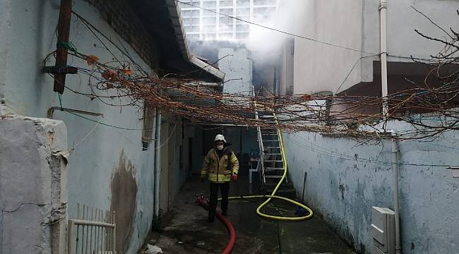 Kadıköy'de iki katlı binada çıkan yangın paniğe neden oldu
