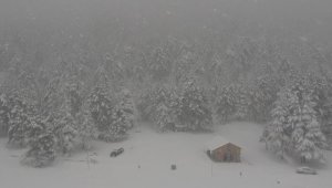 Karlı dağda kartpostallık görüntüler