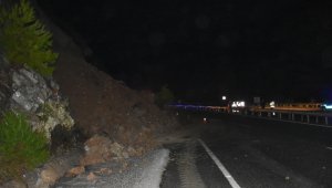 Marmaris'te heyelan, karayolu trafiğe kapandı