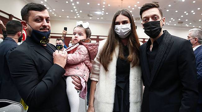 Mesut Özil, ailesiyle beraber tören alanına geldi