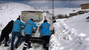 Önce kara saplanan araçlarını çıkardılar sonrada hastalarını muayene ettiler