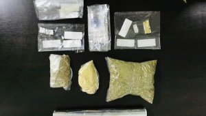 Polisten şok baskın, uyuşturucu ve 57 adet tarihi eser ele geçirildi