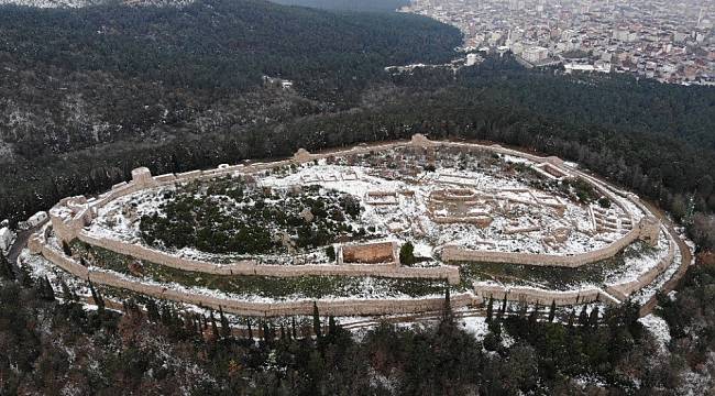 Tarihi Aydos Kalesi'nde kar yağışı kartpostallık görüntüler oluşturdu