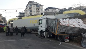 Tırın ikiye bölündüğü korkunç kaza kamerada