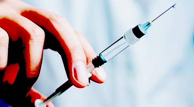 Fransa, AstraZeneca aşısının 65 yaş altı için kullanımına onay verdi