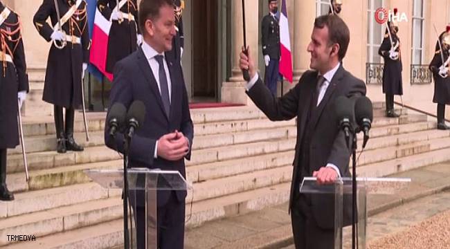 Fransa Cumhurbaşkanı Macron'dan, Slovakya Başbakanı'na şemsiye jesti