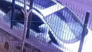 Gözü dönmüş hırsızlar güpegündüz aracın camını kırıp değerli eşyaları çaldı