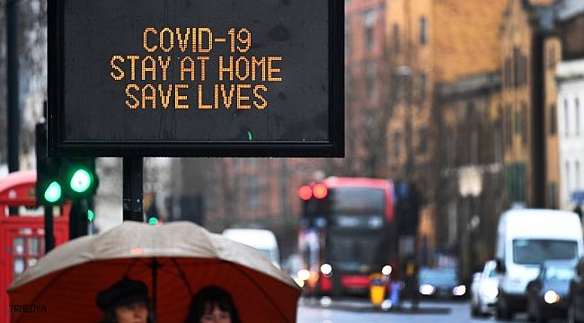 İngiltere'de son 24 saatte Covid-19'a bağlı 828 can kaybı