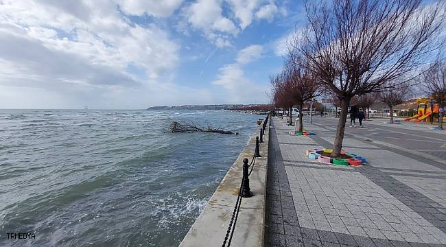 İstanbul'da dalgalar kıyıyı dövdü, park sular altında kaldı