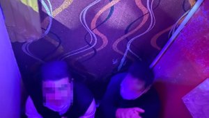 Polisi görünce kimi koltuk arkasına kimi dolaba saklandı