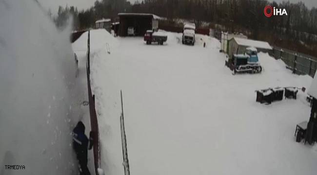 Rusya'da bir kişi çatıda biriken karın altında kaldı