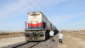 Yük treninin çarptığı genç hayatını kaybetti