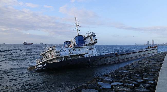 Zeytinburnu'nda karaya oturan 108 metrelik gemi yan yattı