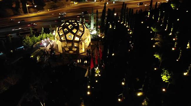 15 Temmuz Şehitler Anıtı'na yoğun ilgi gece saatlerinde havadan görüntülendi
