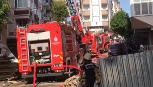 Bahçelievler'de inşaat halindeki bir binanın çatısı alev alev yandı