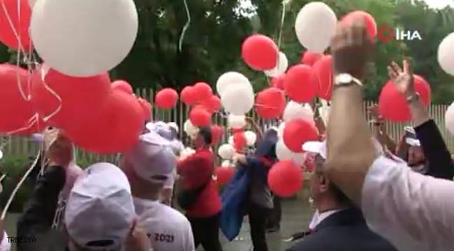 Berlin'de 15 Temmuz şehitlerinin adının yazılı olduğu balonlar gökyüzüne bırakıldı