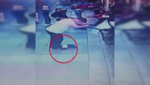 Dalgın baba bebeği arabasından düşürdü: O anlar kamerada