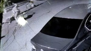 Genç kadına sokak ortasında tekme tokat dayak kamerada