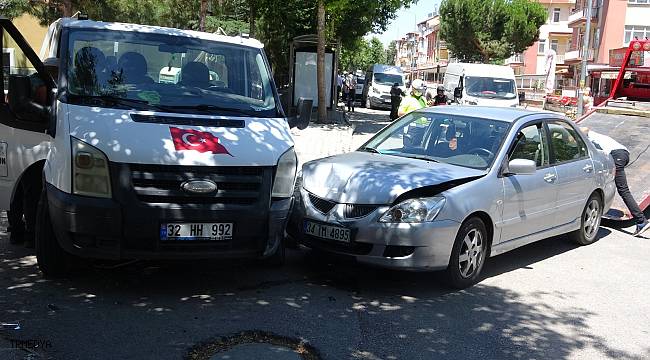Isparta'da 2 otomobil ile kamyonet çarpıştı: 4 yaralı