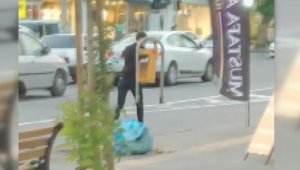 Kaldırımdaki çöp kutusunu söküp götürdü