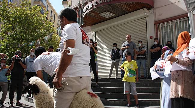 Oğlu teslim olan anne, HDP il binası önünde kurban kesip davul zurna eşliğinde halay çekti