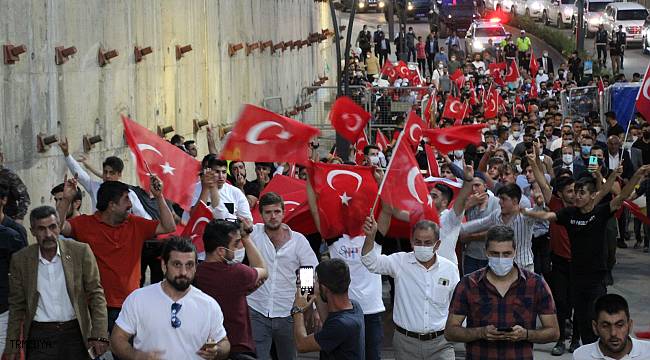 Şırnak'ta demokrasi nöbetine binlerce kişi katıldı